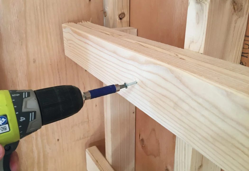 screwing in horizontal support for Hands-on garage shelf