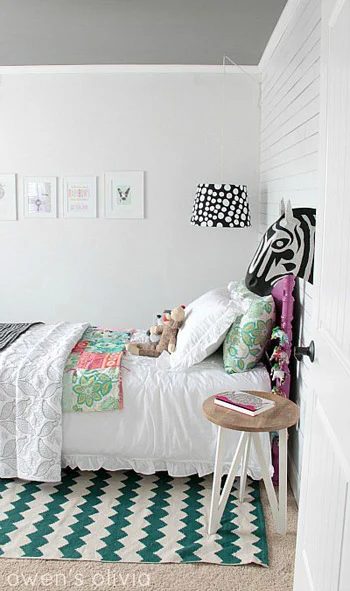 A Graphic Kid’s Bedroom Makeover: a house log