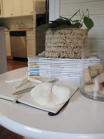 hands-on-still-life-side-table-end-table-pedestal-white-table