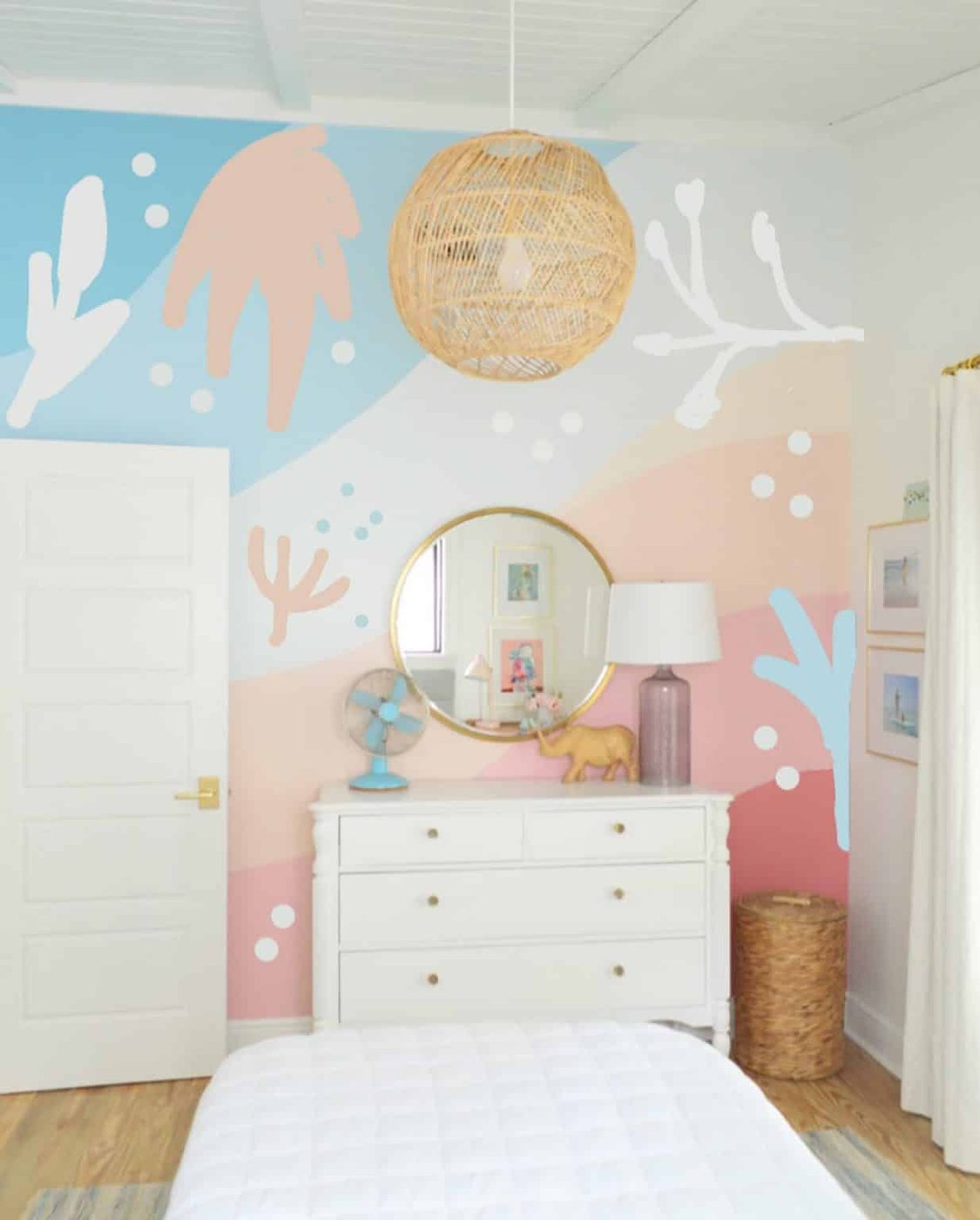 Beachy shapes roughly drawn on photo of mural using Instagram