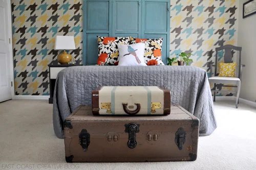 Painting A Multi-Colored Houndstooth Stencil On The Bedroom Wall: a house log