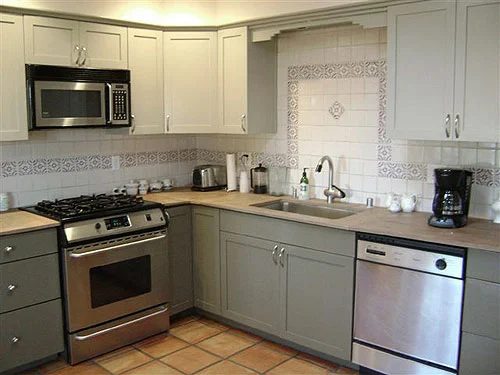 A Kitchen Makeover Alongside Gray Cabinets