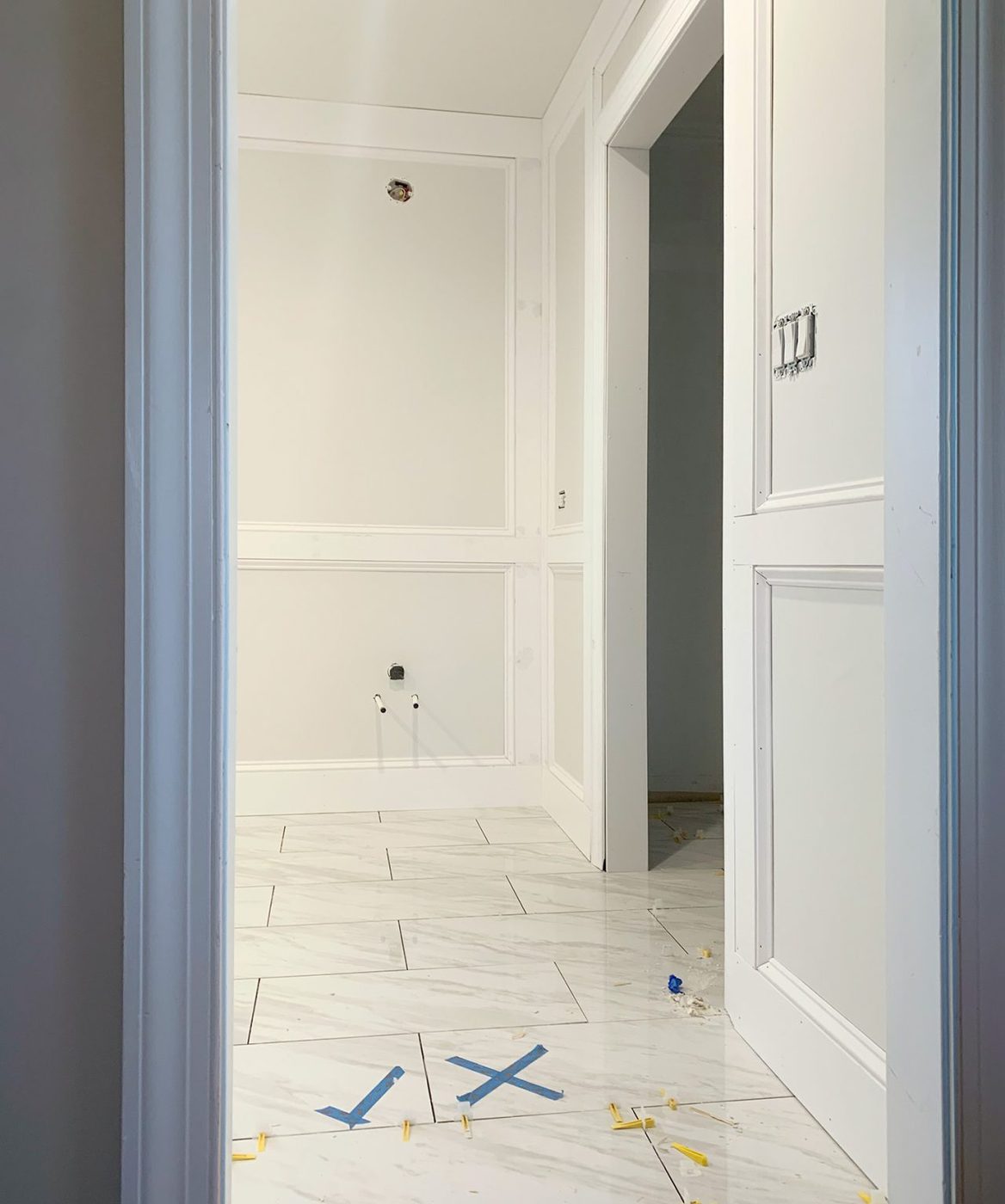 Unpainted Hands-on Decorative Wall Molding In Bathroom