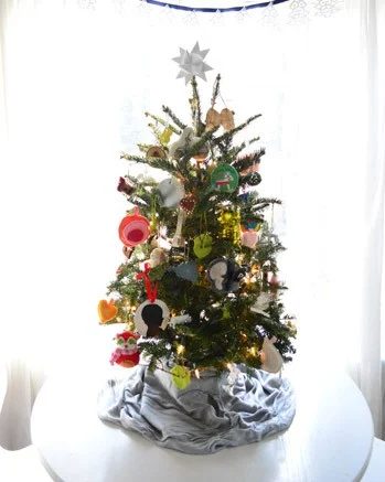 Make A Holiday Window Banner From Felt Ornaments, step by step
