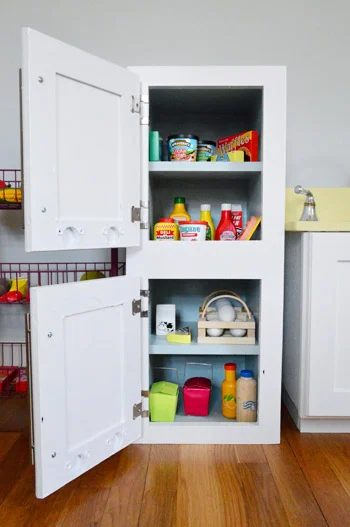 Make A Play Refrigerator From An Old Cabinet, step by step