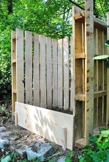 Making A Compost Bin From Pallets: a house log