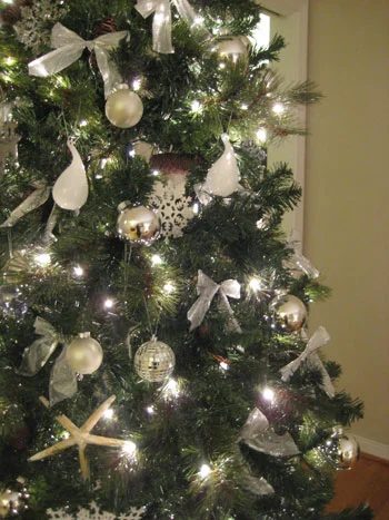 A record of Silver & White Christmas Tree