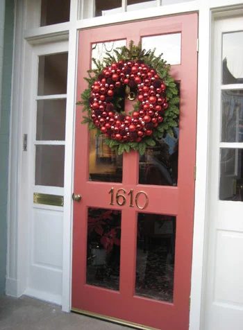 Christmas Door Decorating Ideas: a house log