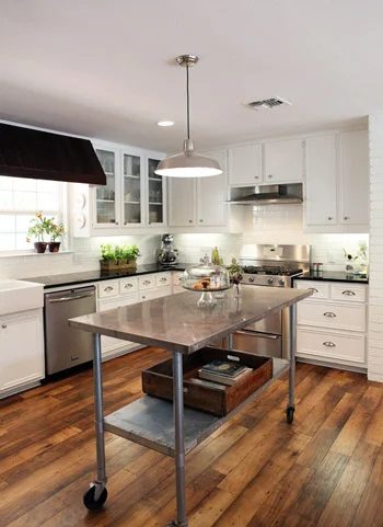 Chip & Joanna’s Farmhouse Kitchen Reno: a house log