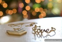 Maternity Photoshoot by the Christmas Tree: Cozy Holiday Portraits