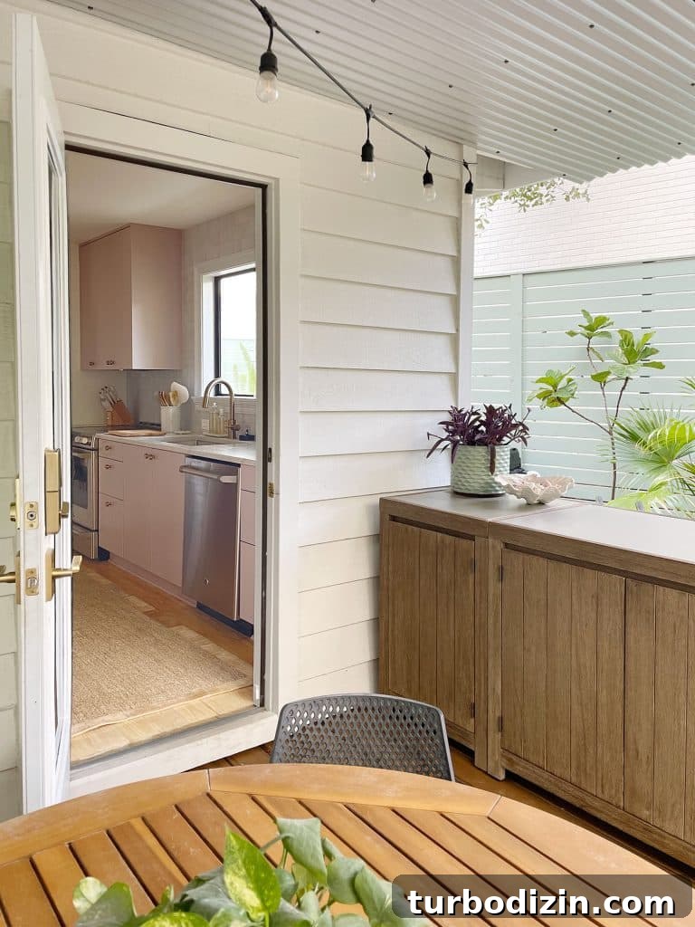Portside Outdoor Cabinets Place Right Outside Kitchen To Create Extension Of Indoor Kitchen