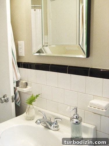Small bathroom with fern in bud vase