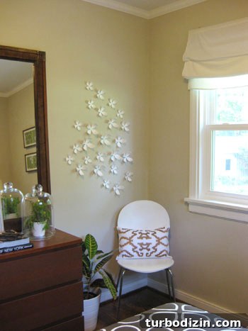 white-wallflowers-in-the-guest-bedroom