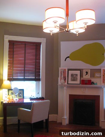 Sitting room with daybed and desk