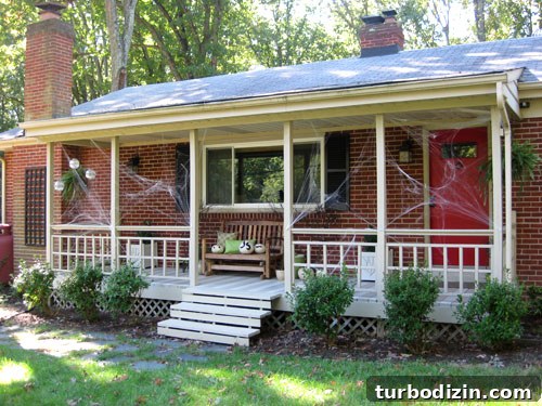 Halloween Porch Decorating Ideas to Wow Your Neighbors 2 img 18246 1