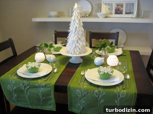 18 Creative Christmas Decorating Ideas and DIY Projects 2 Holiday table setting 1