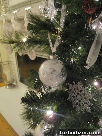 18 Creative Christmas Decorating Ideas and DIY Projects 11 Feather ornament 3