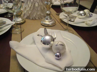 18 Creative Christmas Decorating Ideas and DIY Projects 14 Ornament place card