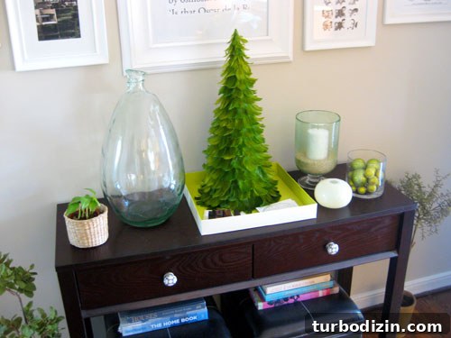 18 Creative Christmas Decorating Ideas and DIY Projects 20 Console table holiday decor 1