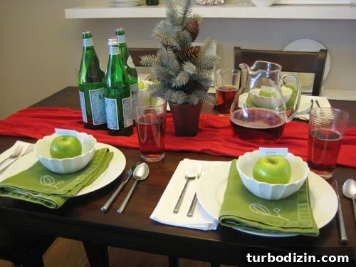 18 Creative Christmas Decorating Ideas and DIY Projects 3 Holiday table setting 2