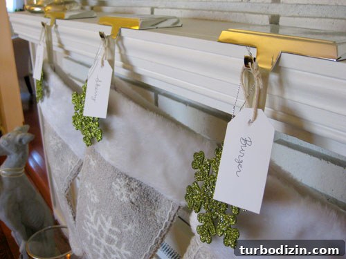18 Creative Christmas Decorating Ideas and DIY Projects 26 Mantel full view