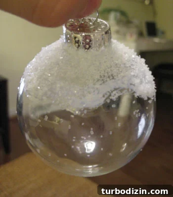 18 Creative Christmas Decorating Ideas and DIY Projects 10 Feather ornament 2