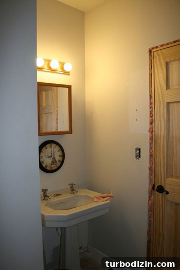 Bathroom before makeover - image 2