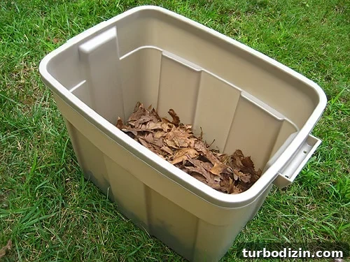 compoststep3 dried leaves in bottom of homemade compost bin