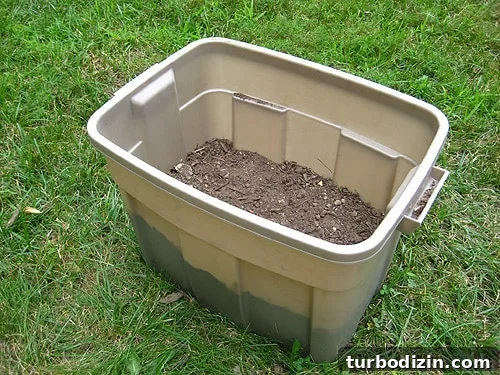 compoststep4 layer of dirt added to homemade compost bin