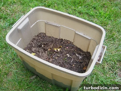 compoststep7 dirt wet in homemade compost bin