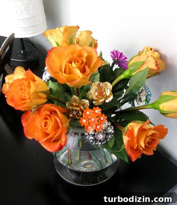 Stunning Urban Townhouse Tour: Inside a Modern City Home 9 Brooch bouquet close-up