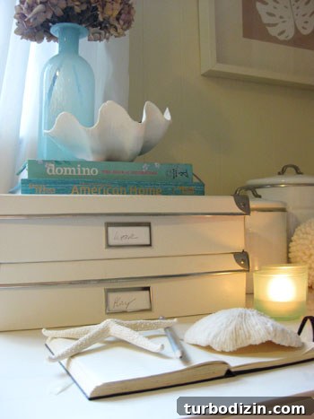 Clam shell container with clips