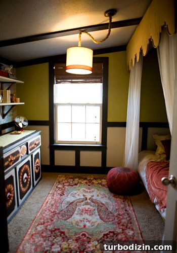 Reading room with pouf