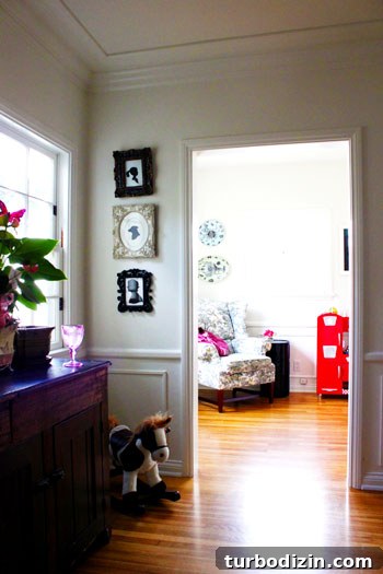 Breakfast nook and entry details