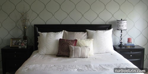 How to Create a Silver Wall Stencil That Mimics Wallpaper 4 Detail of painted pattern