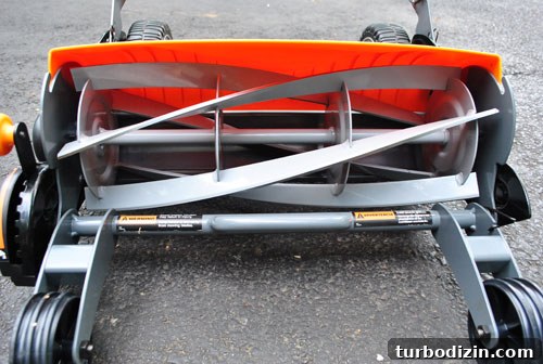 Testing an Eco-Friendly Reel Mower: Quiet Lawn Care Guide 6 Blades closeup