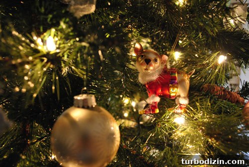 Green, Pink & Silver Christmas Tree Decorating Ideas 5 img 30907 4