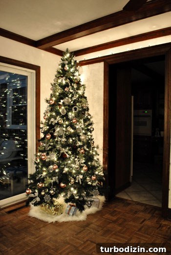 Christmas Decorating Ideas for a New Home: Fresh Holiday Style 2 Christmas tree in living room corner