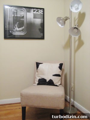 How to Add a Cozy Daybed to Your Guest Room for Extra Space 4 Daybed and ottoman in guest bedroom