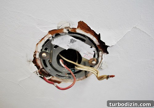 Hide Ceiling Drywall Cracks Using a Decorative Ceiling Medallion 5 img 33284 4