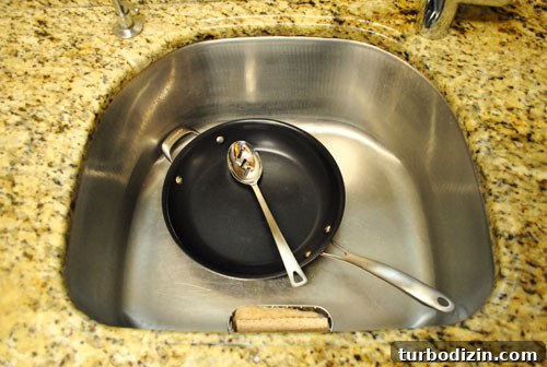 Large pan fitting in single sink
