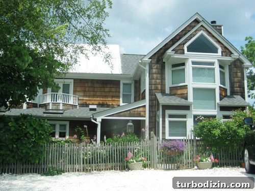 Where to Shop in Bethany Beach: Top Local Stores & Boutiques 21 Beach house with white trim and picket fence