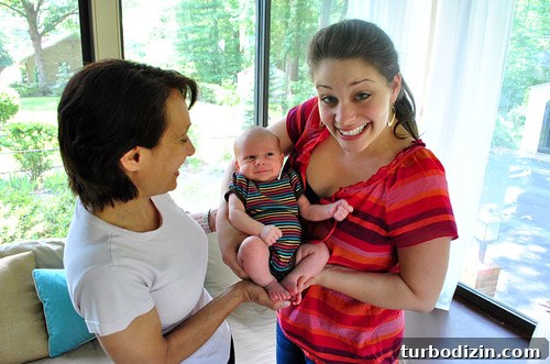 Breastfeeding for 14 Months: What to Expect and Tips for Success 2 Baby nursing