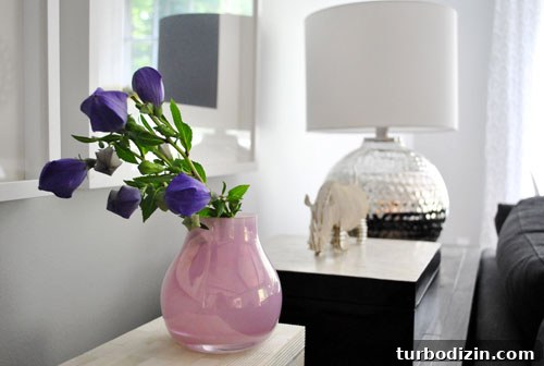 DIY Flower Bouquet in Minutes: A Simple Guide to Create One 5 Purple flowers in a vase with cardboard rhino