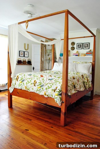 Bedroom with four-poster bed
