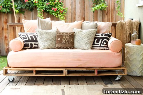 Stunning Outdoor Makeover Ideas to Transform Your Yard 8 Close-up of daybed