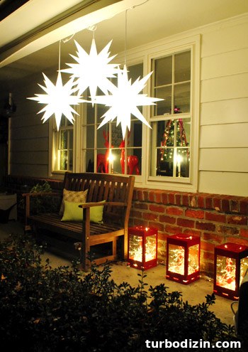 Christmas Exterior House Decorating Ideas: Stylish Outdoor Displays 11 Three hanging Moravian stars