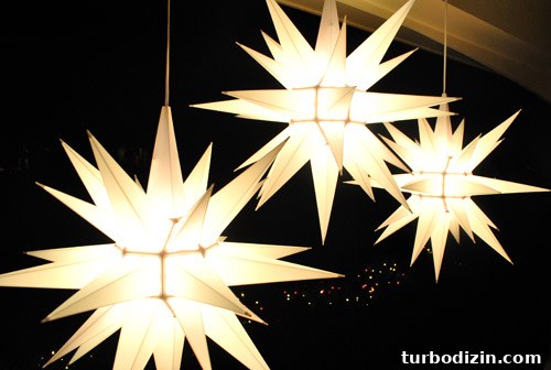 Christmas Exterior House Decorating Ideas: Stylish Outdoor Displays 12 Assembled plastic star close-up