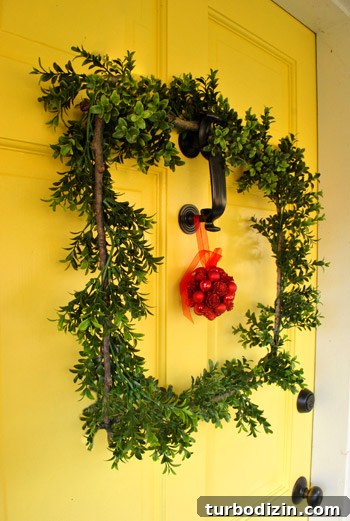 Christmas Exterior House Decorating Ideas: Stylish Outdoor Displays 15 Handmade square wreath