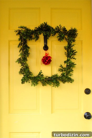 Christmas Exterior House Decorating Ideas: Stylish Outdoor Displays 18 Wreath on door